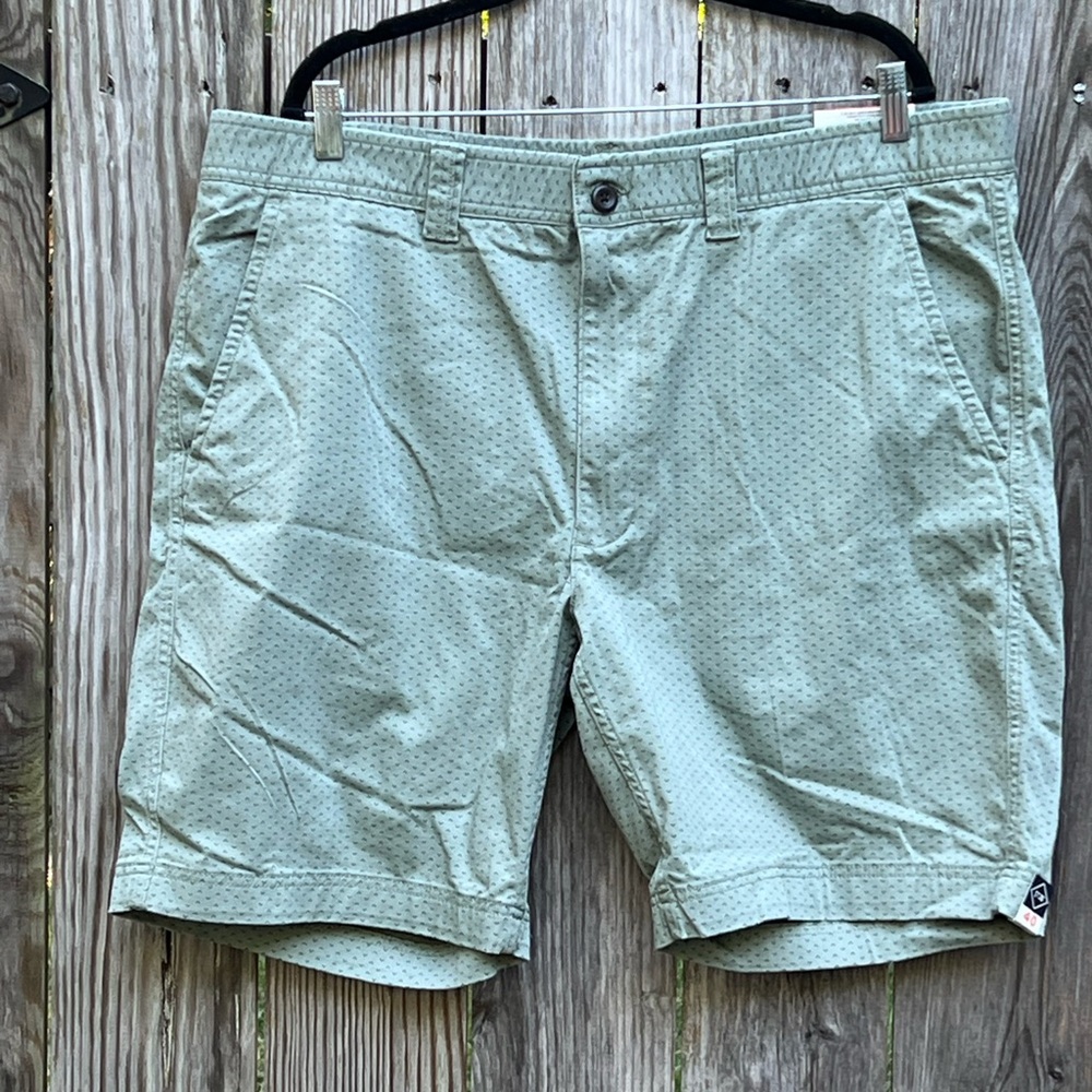 ST JOHNS BAY Light green Triangle design Flat Front Shorts Mens 40 NWT NEW